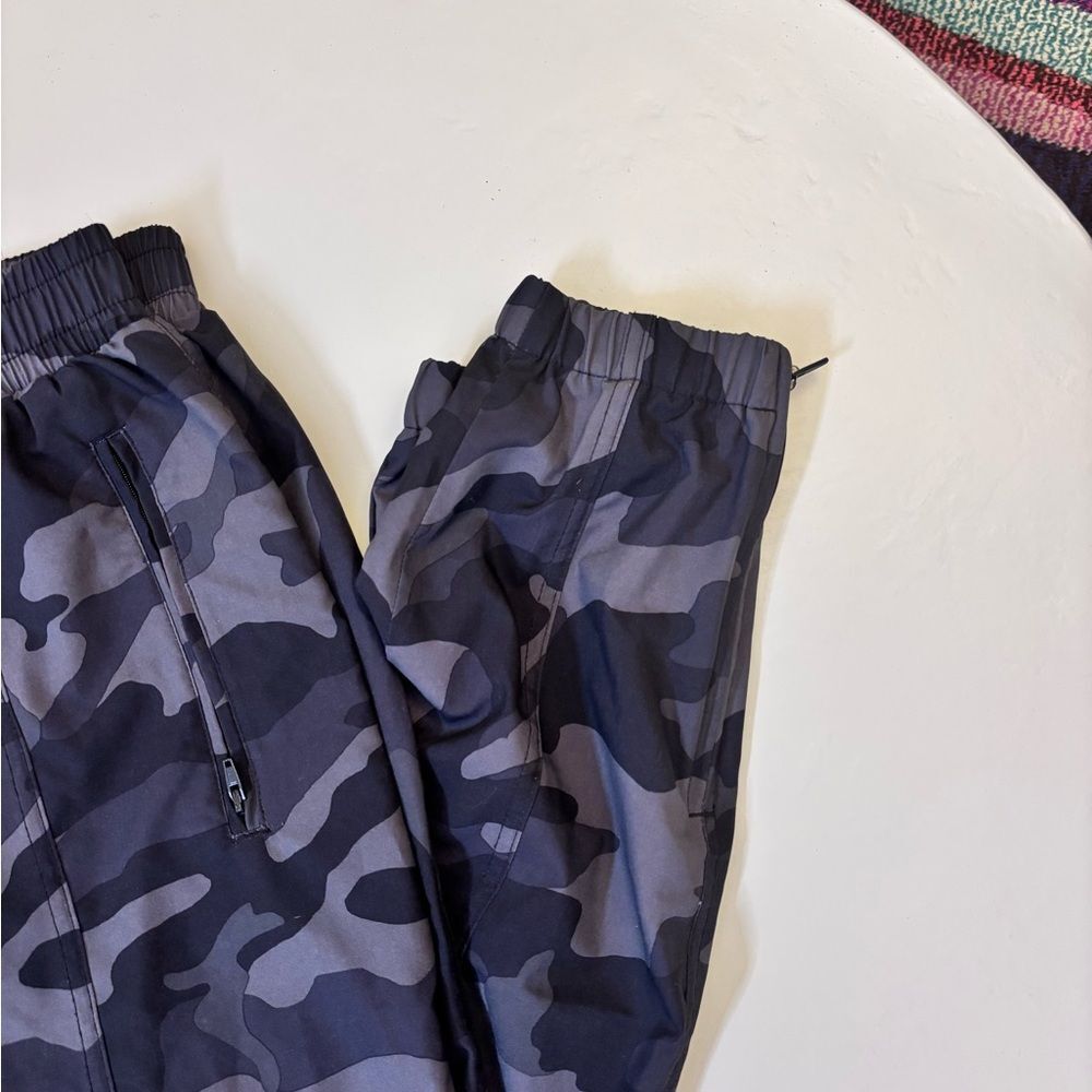 Old Navy Women's Mid Rise Camouflage Joggers - Picture 7 of 7
